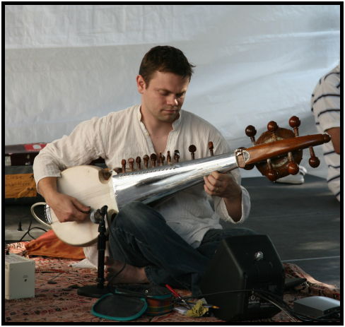 person: action: playing music : s-IMG_4570.jpg